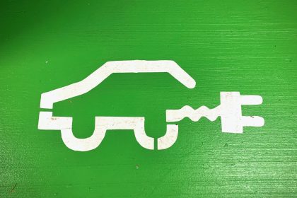 Faut-il équiper sa voiture électrique d'un extincteur pour auto aujourd'hui ?